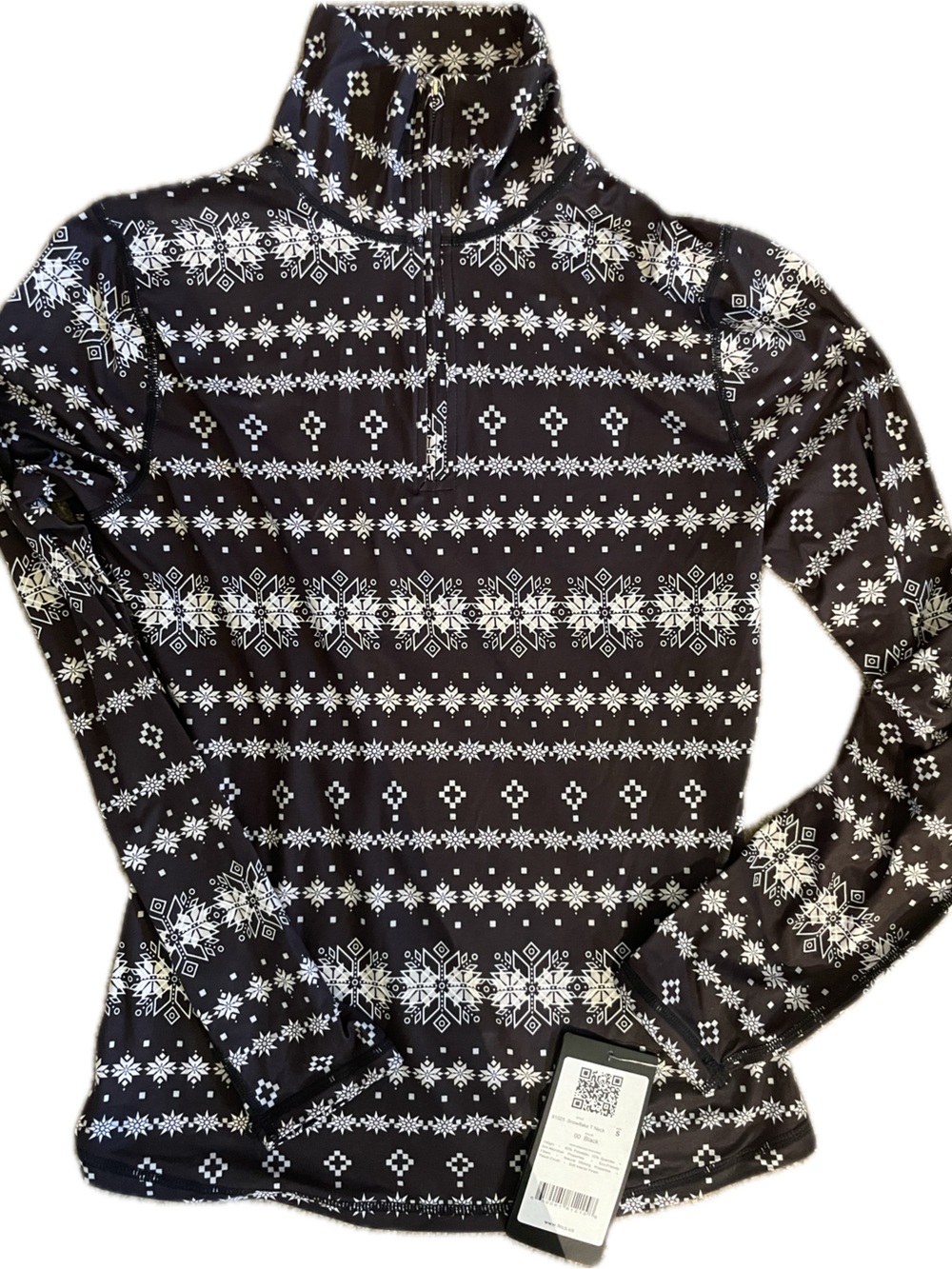 NILS Black and White Snowflake zip neck; bet; size S